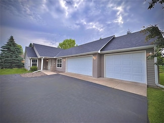 1855 Pioneer Ln, Hugo, MN 55038