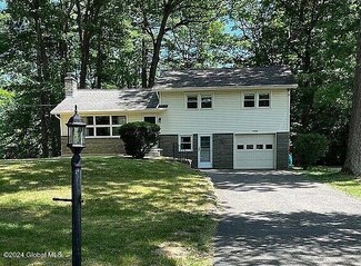 688 Pearse Rd, Schenectady, NY 12309