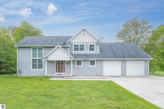 619 Arbutus Dr, Cadillac, MI 49601