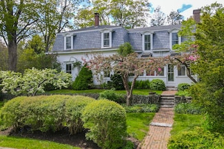 37 Mountain St, Camden, ME 04843