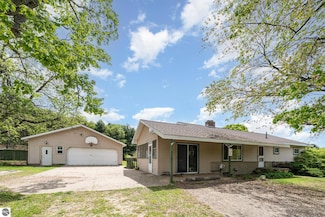 6770 N Crystal Rd, Vestaburg, MI 48891