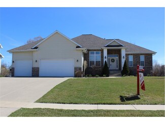 400 Phaeton Dr, Robins, IA 52328