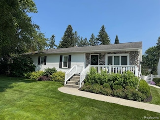 4404 Pinedale Ave, Clarkston, MI 48346