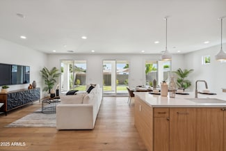 5533 E Earll Dr, Phoenix, AZ 85018