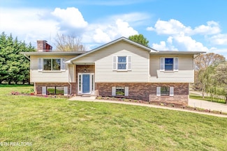 3102 Fairoaks Dr, Maryville, TN 37803