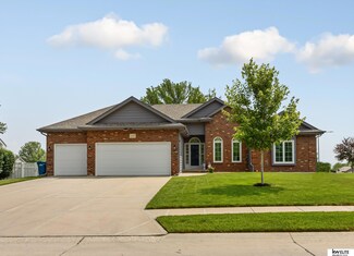 1113 Macarthur Dr, Papillion, NE 68046