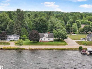 1623 Sunnyside Dr, Cadillac, MI 49601