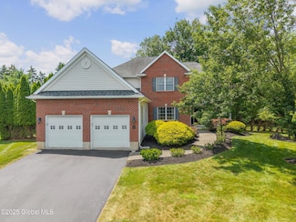 16 Callaway Cir, Albany, NY 12211