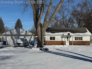 6194 Wilson Dr, Waterford, MI 48329