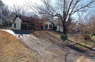 421 Huntsmoor Dr, Charlotte, NC 28217