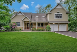 32 Robinhood Ln, East Setauket, NY 11733
