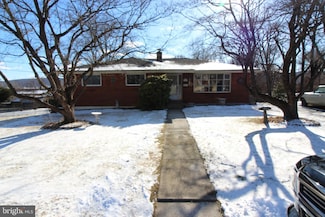 1046 Kossuth St, Freemansburg, PA 18017