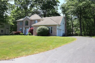 4 Praise Ln, Schenectady, NY 12302