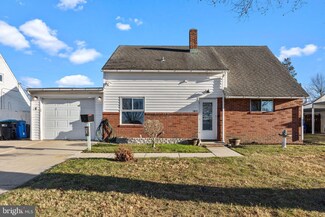 132 N Turn Ln, Levittown, PA 19054