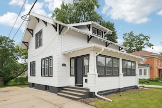 7 W Geneva St, Elkhorn, WI 53121