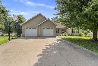920 S 4th St, Wapello, IA 52653