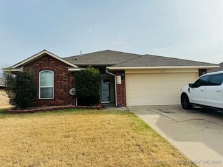 4008 Red Apple Cir, Moore, OK 73160
