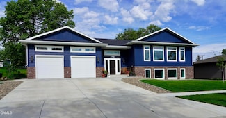 225 7th St NE, Watford City, ND 58854