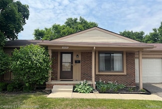 2924 Roundtree Dr, Troy, MI 48083