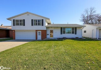 741 16th St, Nevada, IA 50201