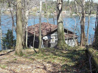 8560 E Lake Rd, Stafford, NY 14143