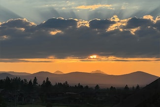 19300 Eaton Ln, Bend, OR 97702