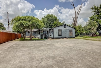 1028 N Victory Dr, Houston, TX 77088