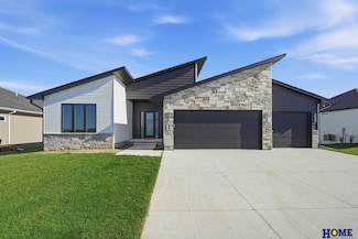 604 N 106th St, Lincoln, NE 68527