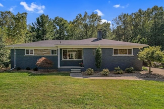 660 Sylvanwood Dr, Troy, MI 48085