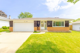 1527 W Goldcrest Ave, Milwaukee, WI 53221