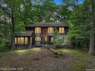 530 W Oakley Park Rd, Commerce Township, MI 48390
