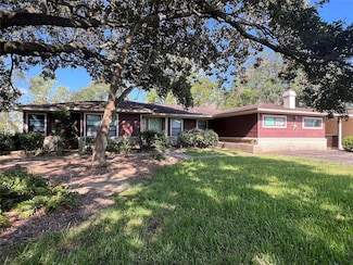 608 Evans St, Angleton, TX 77515