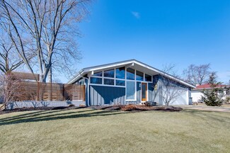 1520 Blackhawk Dr, Schaumburg, IL 60193