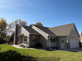 2828 Lakewood Cir, Grand Island, NE 68801