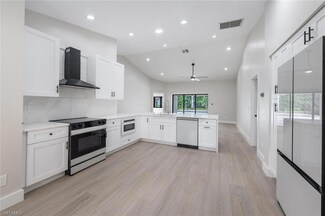 581 Country Walk Ct, Naples, FL 34104