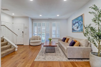 946 Camino de la Reina Unit 17, San Diego, CA 92108