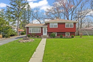 815 Silver Lake Rd, Cary, IL 60013