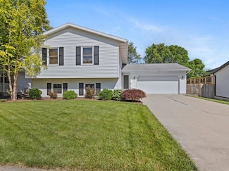16 Rutherford Ct, Bloomington, IL 61705