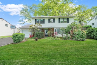 39 Pinewood Dr, ComMacK, NY 11725