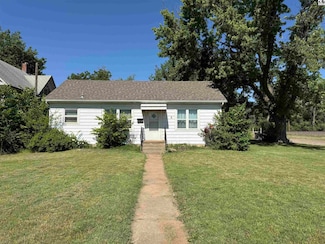 121 N High St, Pratt, KS 67124