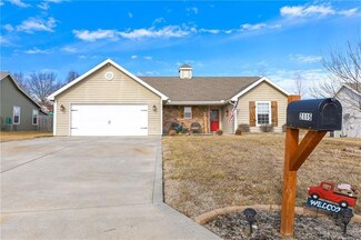 2115 E Willow Point Cir, Tonganoxie, KS 66086