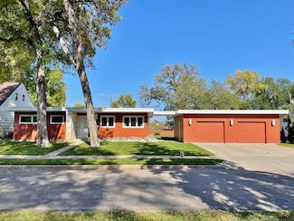 1028 W Central Ave, Minot, ND 58701