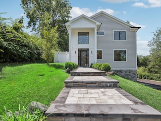 2 Arthur Place, Woodbury, NY 11797