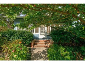 715 W 3rd St, Pella, IA 50219