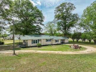 5729 William R King Rd, Newton Grove, NC 28366