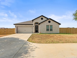132 W Medium Meadow Dr, Lytle, TX 78052