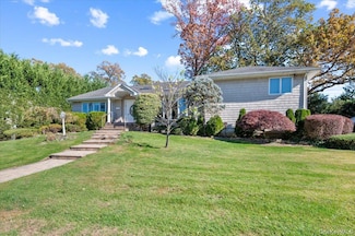 25 Belmont Dr W, Roslyn Heights, NY 11577