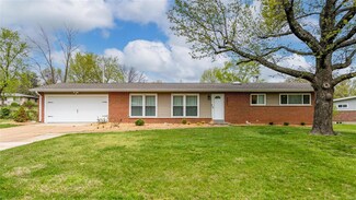 9401 Laguna Dr, Saint Louis, MO 63132