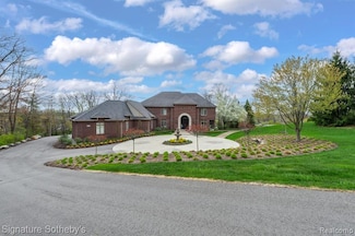 5001 Forest Valley Dr, Clarkston, MI 48348