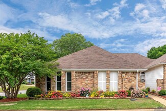 909 Towne Lake Dr, Longview, TX 75601